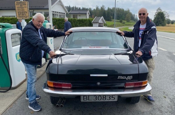 Fra enhver bileiers to lykkeligste øyeblikk: Ved kjøp og ved salg. Bjørn Monsbakken til venstre, Jens Holwech til høyre. (foto: Harald Bergsaker)